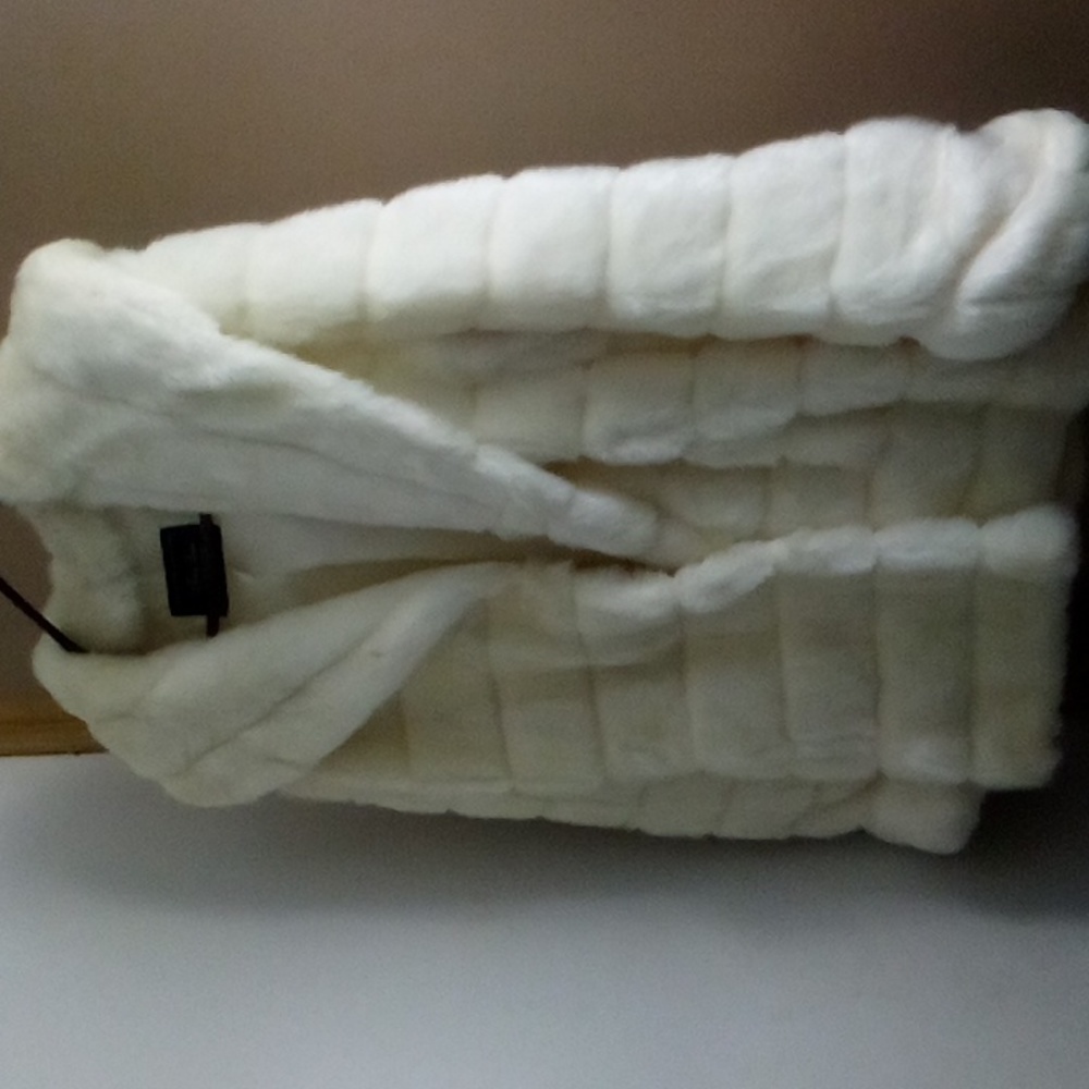 An imitation fur coat (white)by Terry Lewis size medium